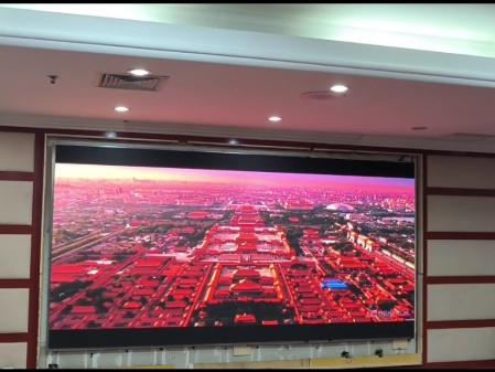 樂東省公路局6樓室內(nèi)全彩P1.86安裝完成  尺寸：3.52X1.76 像素點(diǎn)：1892X946