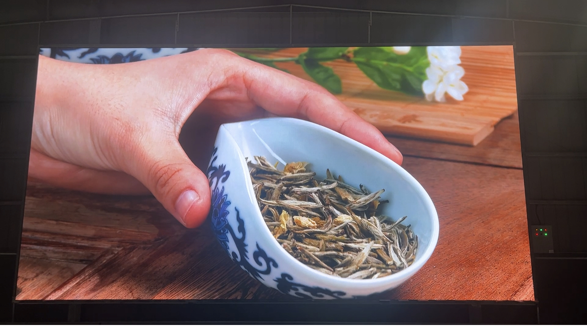 長治通山縣培訓(xùn)學(xué)校室內(nèi)全彩P2.5安裝完畢   尺寸:8.96X4.64   像素點(diǎn):3584X1856