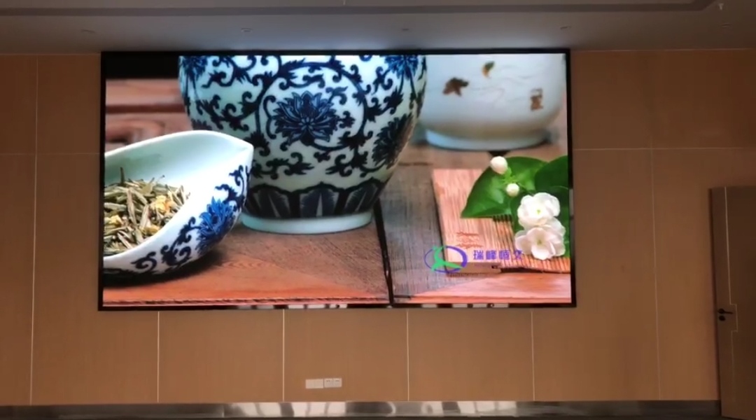 通遼大冶中醫(yī)院室內(nèi)全彩P1.8會(huì)議室大屏安裝調(diào)試完畢    尺寸：4.48*2.4   像素點(diǎn)：2408*1290