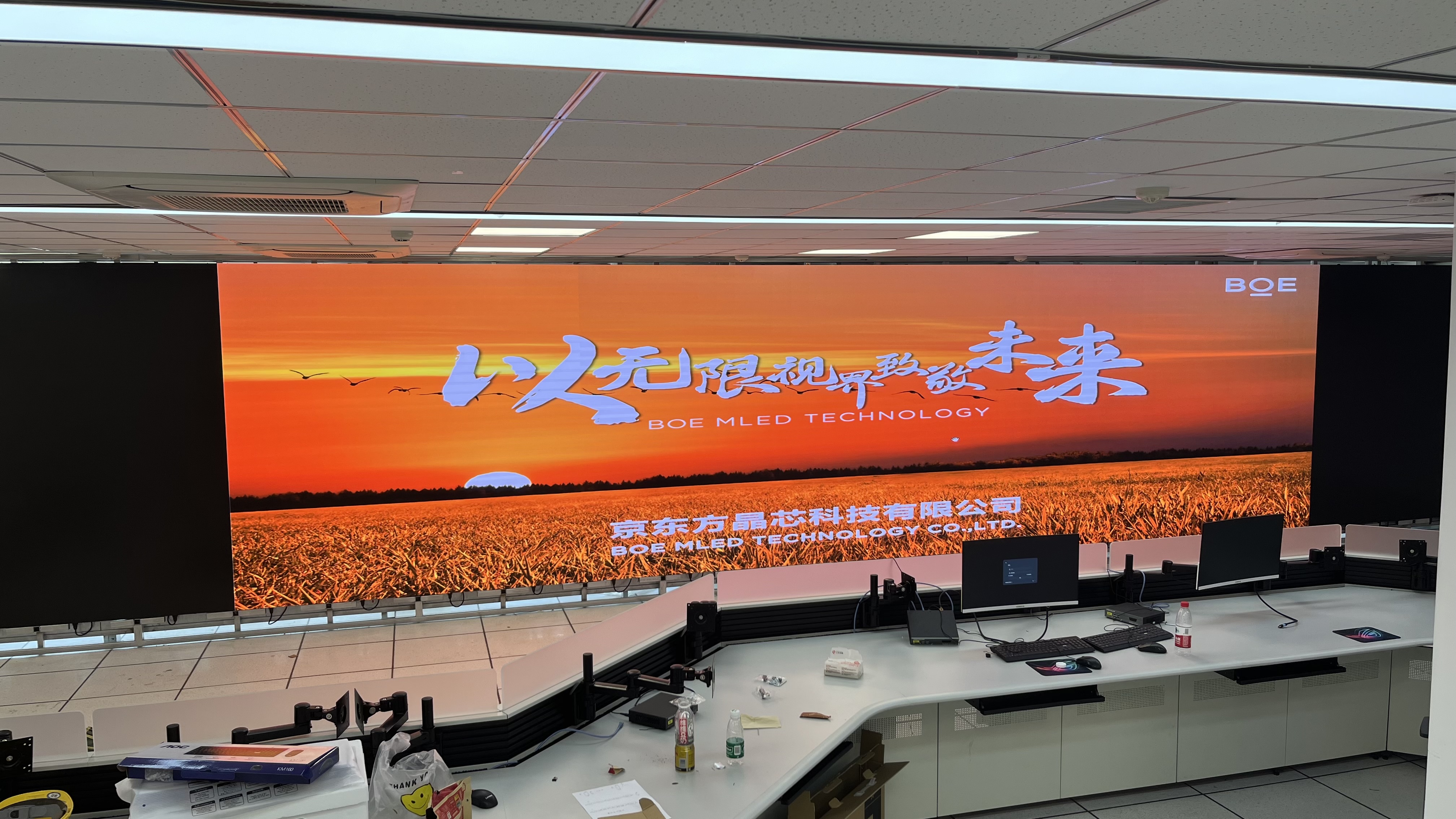 通遼**汽車測試場COB1.2安裝調(diào)試完成   尺寸: 13.8*2.3625    像素點(diǎn) :11040*1890