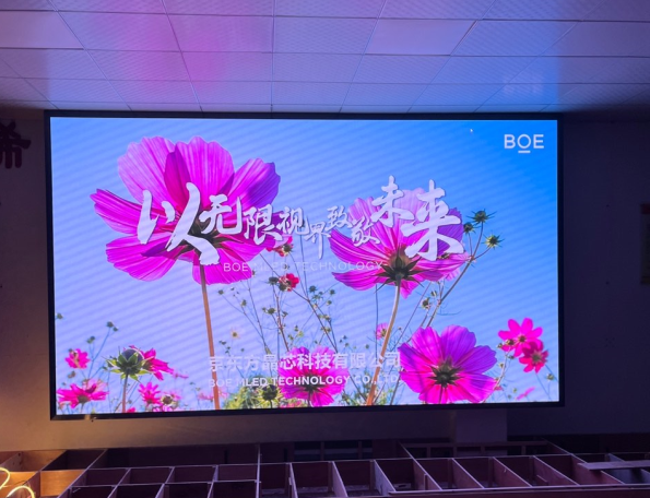 紅河小間距LED顯示屏：細(xì)膩畫面展現(xiàn)無限可能